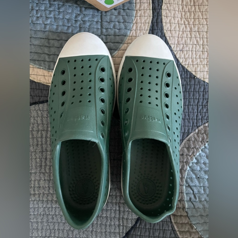 Native Jefferson Spooky Green Women’s size 8 Men’s size 6 new in box